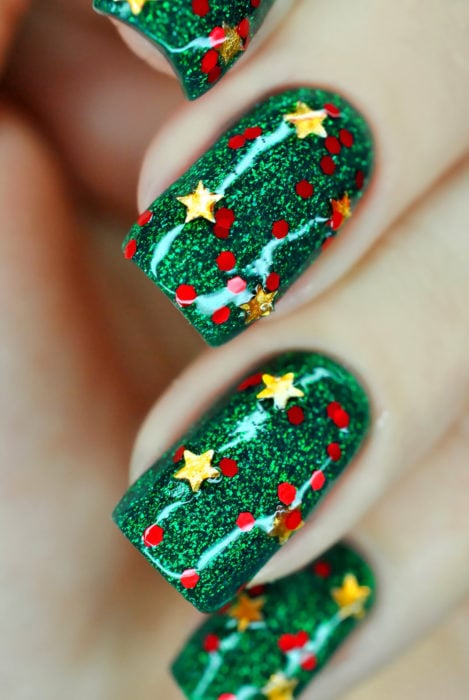 Decoración de uñas navideñas en color verde