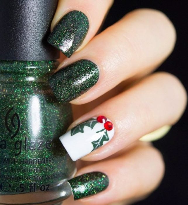 Decoración de uñas navideñas en color verde y blanco