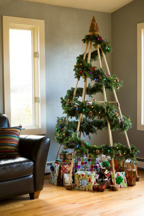 árbol que puedes hacer en 15 minutos con unos cuantas tablas de madera 