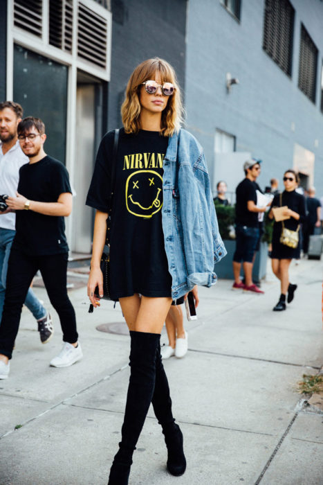 Chica usando una blusa de nirvana y botas sobre la rodilla 