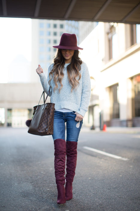 Chica con jeans, suéter, sombrero y botas altas