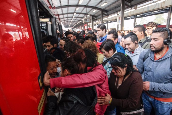 gente empujando al subir al transporte público