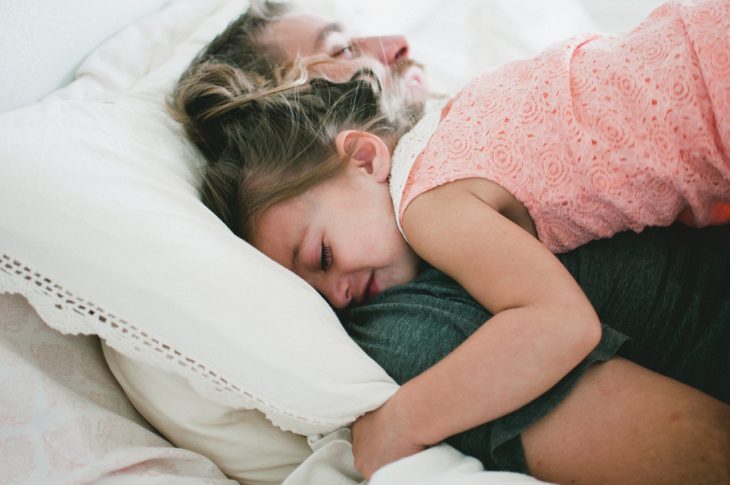 padre e hija descansando