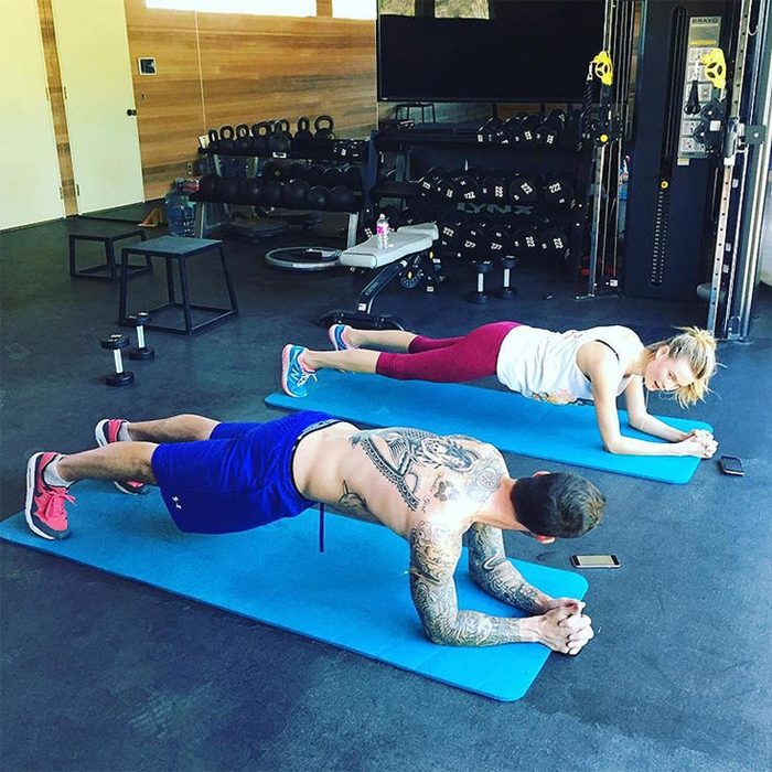 pareja de novios haciendo ejercicio