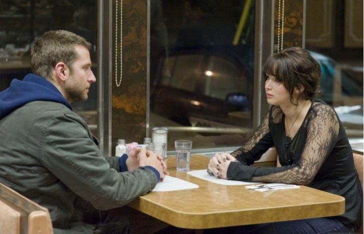 pareja platicando en una cafetería