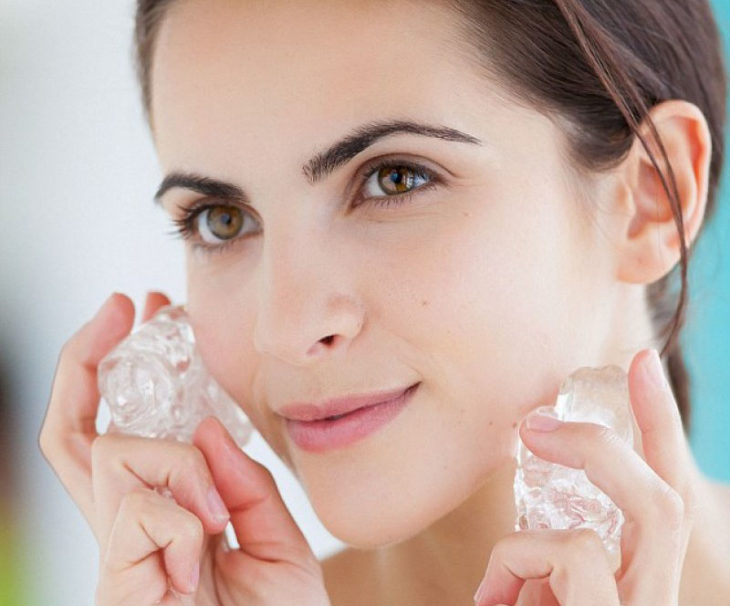 chica fijando maquillaje con hielo