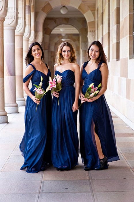 Chicas vestidas como damas de honor en color azul