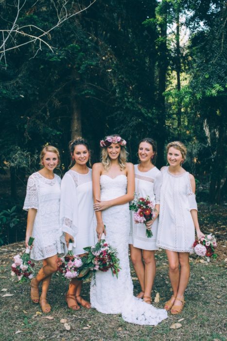 Chicas vestidas como damas de honor en color blanco