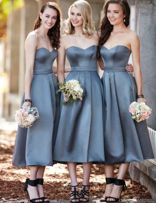 Chicas vestidas como damas de honor en color gris