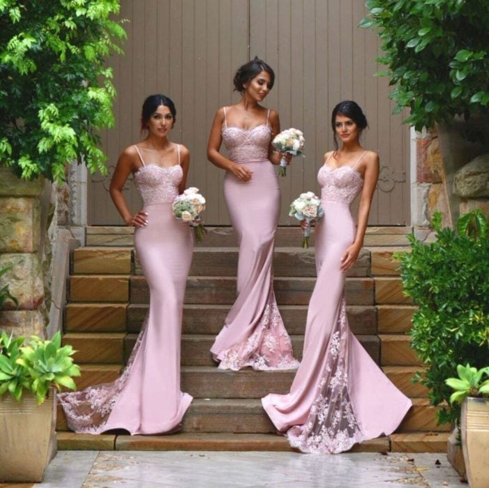 Chicas vestidas como damas de honor en color rosa palo