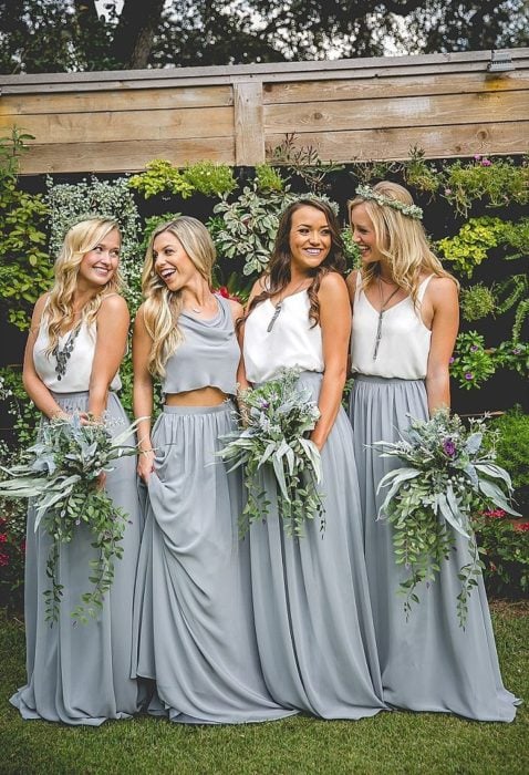 Chicas vestidas como damas de honor en color gris con blanco