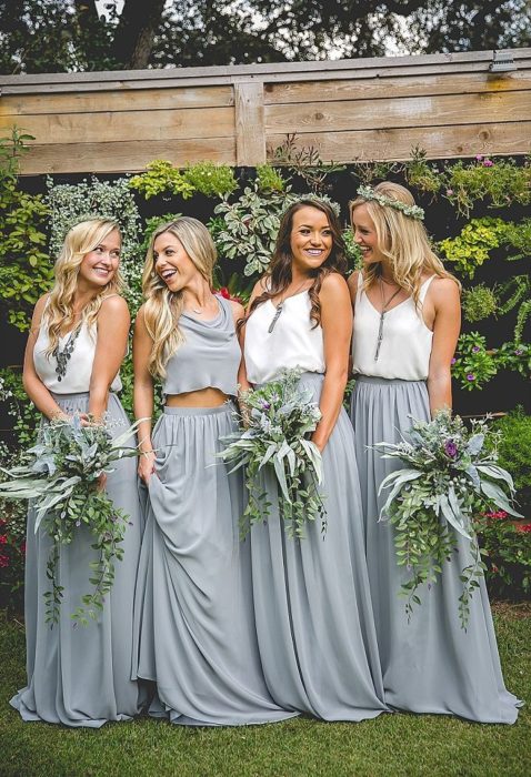 Chicas vestidas como damas de honor en color gris con blanco