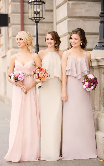 Chicas vestidas como damas de honor en color beige