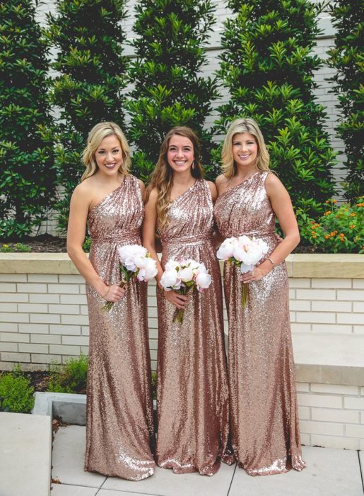 Chicas vestidas como damas de honor en color dorado