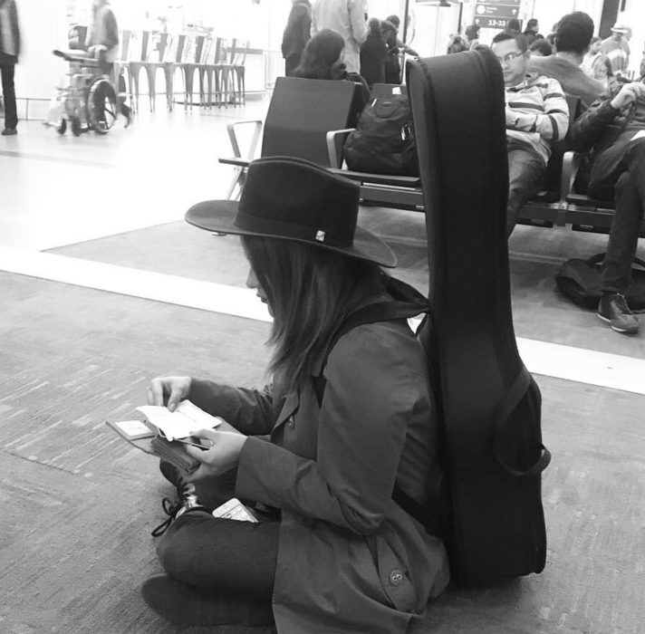 mujer con gorro y guitarra 