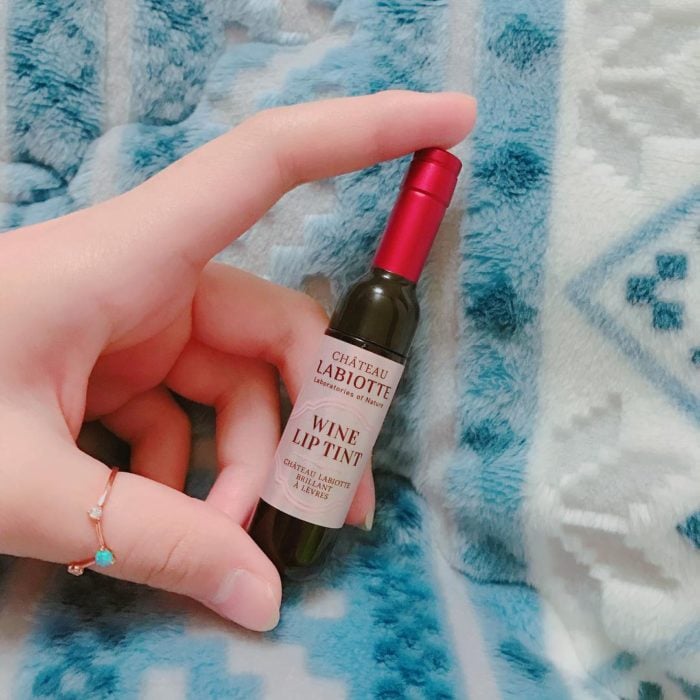 botella de vino en las manos de una chica 