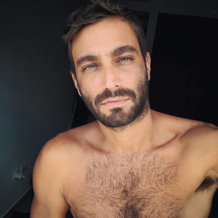 hombre sin playera con barba y ojos azules 