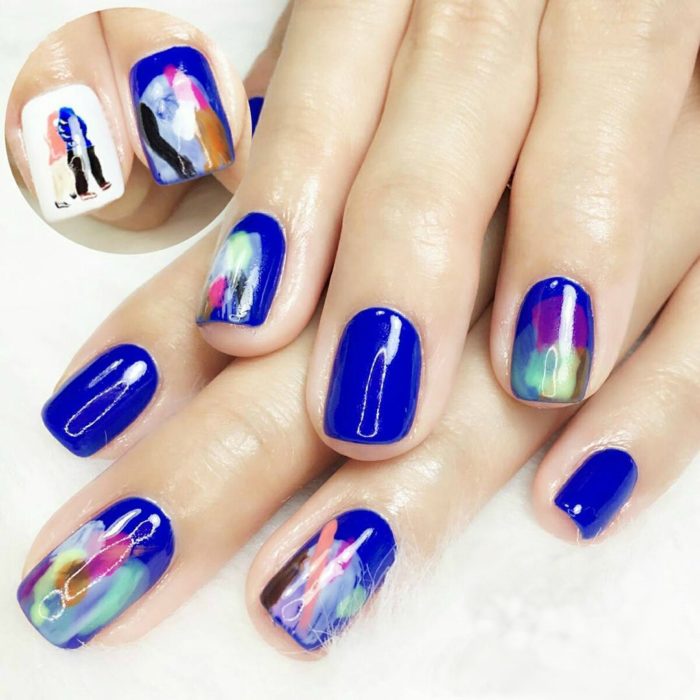 manos de mujer con uñas pintadas de colores