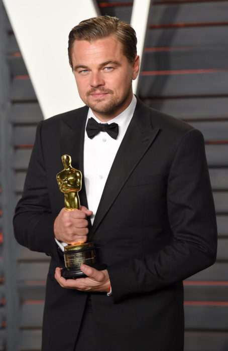 Leonardo Dicaprio con un premio oscar en las manos