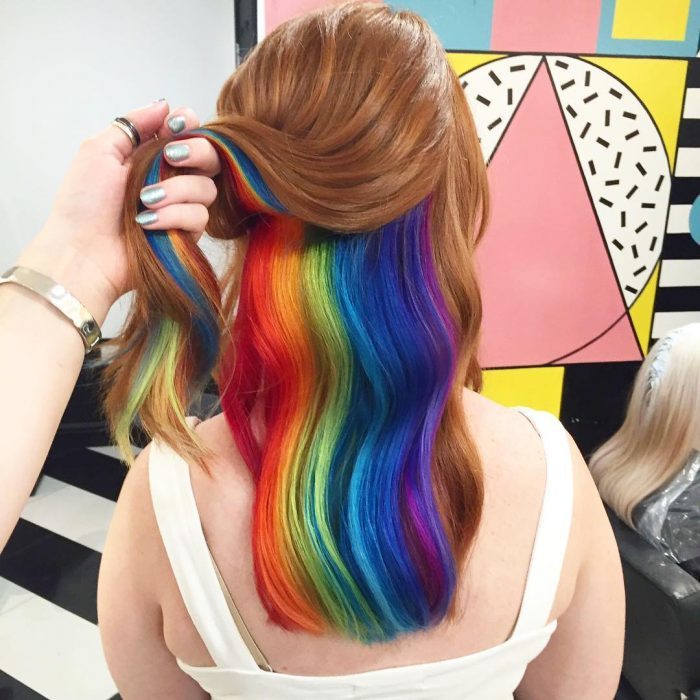 Chica con un arcoíris oculto en su cabello