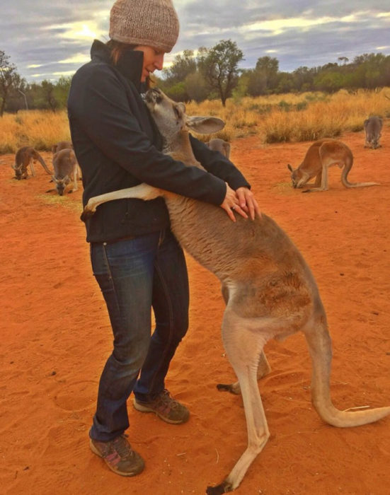 canguro abrazando a chica