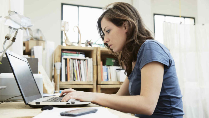 chica con laptop en la mesa