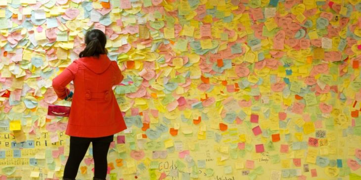 chica revisando post-it