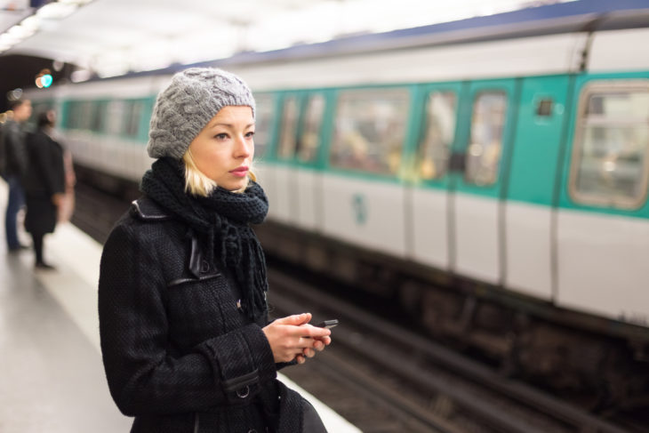 chica esperando el transporte