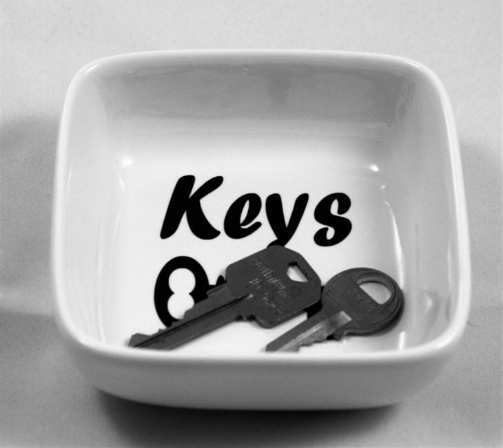 llaves dentro de un tazon blanco