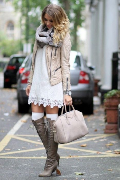 mujer rubia con vestido blanco y bufanda 