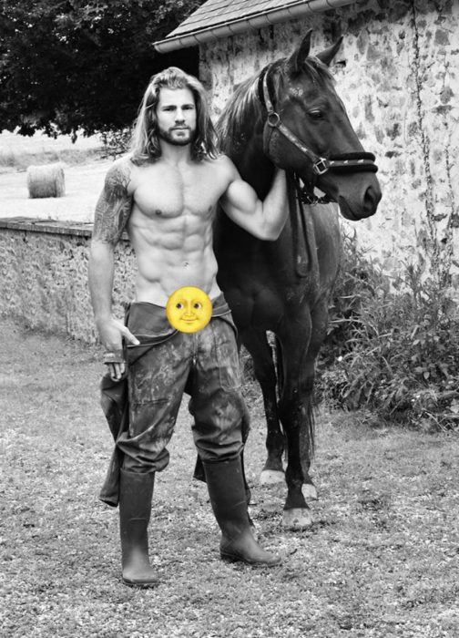 hombre musculoso con caballo