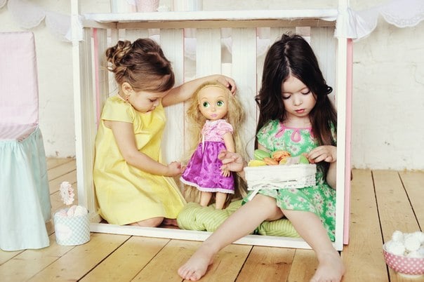 niñas jugando con muñecas