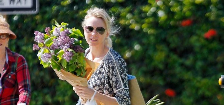 chica comprando flores