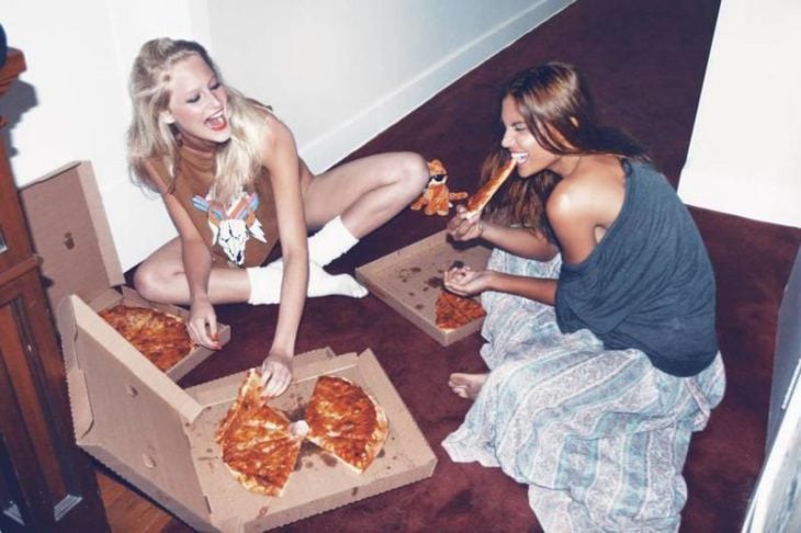 chica comiendo pizza