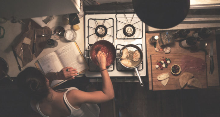 chica cocinando