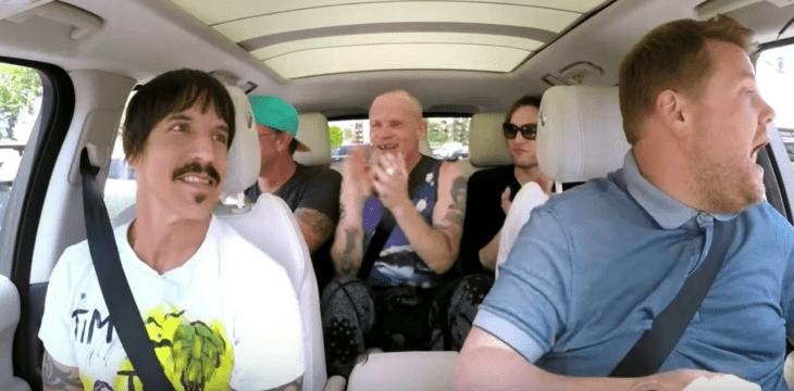 Grupo de hombres en un coche cantando 