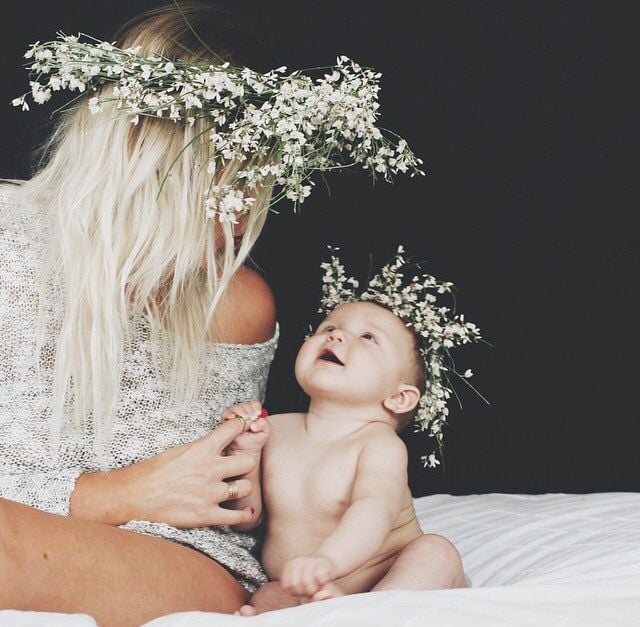 mama con corona de flores y bebé 