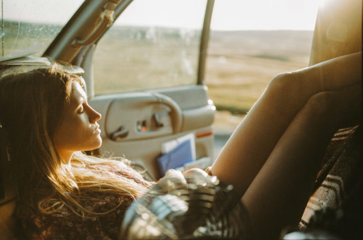 chica relajada dentro de su auto