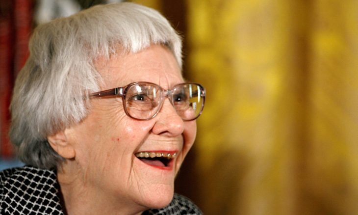 mujer anciana con lentes, cabello corto y canas 