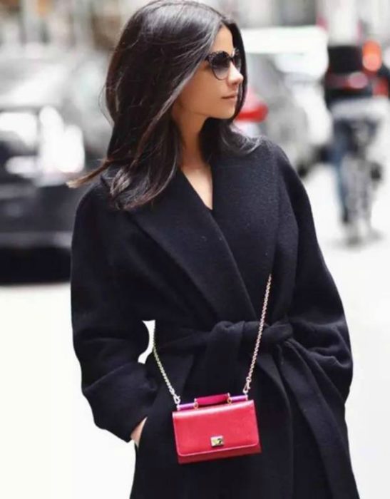 mujer con pequeña bolsa roja 