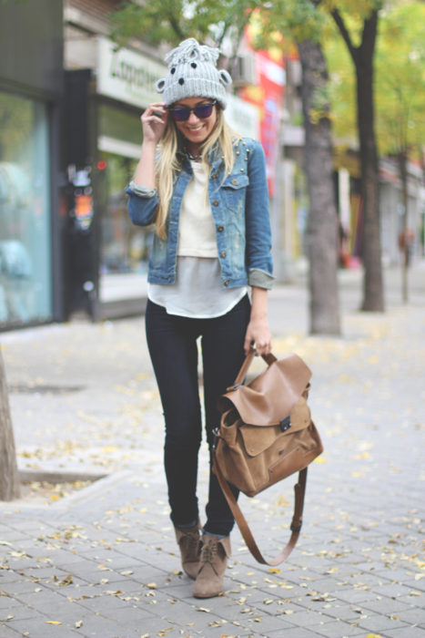 mujer con pantalon negro corptop y chamarra de mezclilla