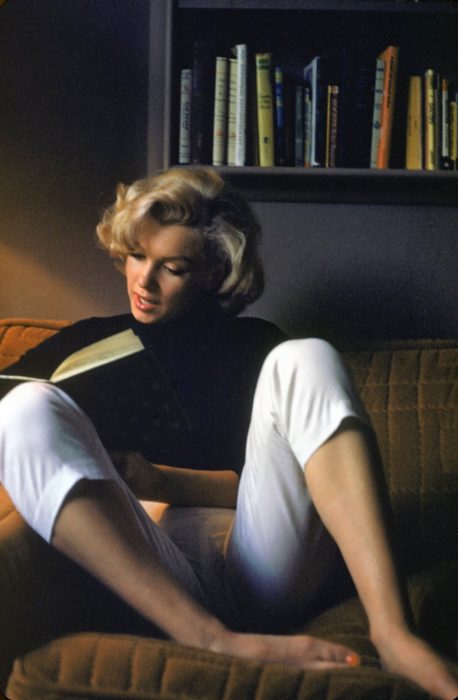 mujer leyendo libros en un sillon 