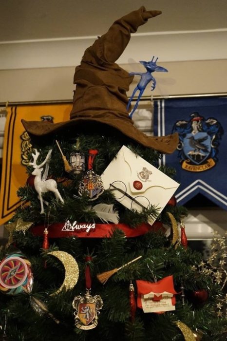 Árbol de navidad con decoraciones de harry Potter