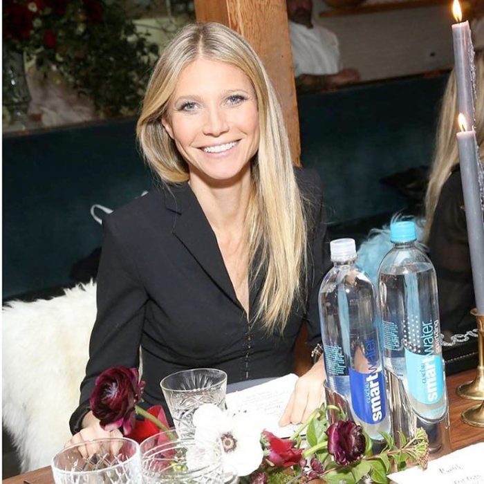 Gwyneth Paltrow sentada comiendo