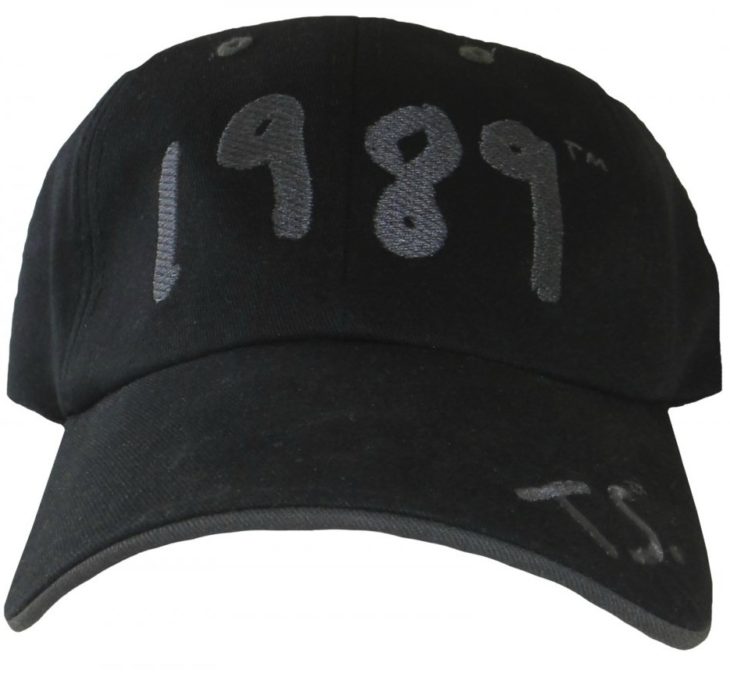 gorra negra con el numero 1989