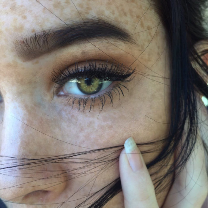 Chica de ojos verdes con pecas 