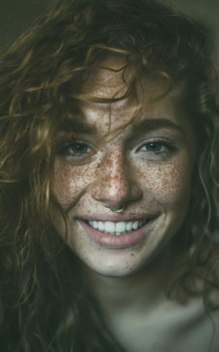 Chicas con muchas pecas sonriendo 