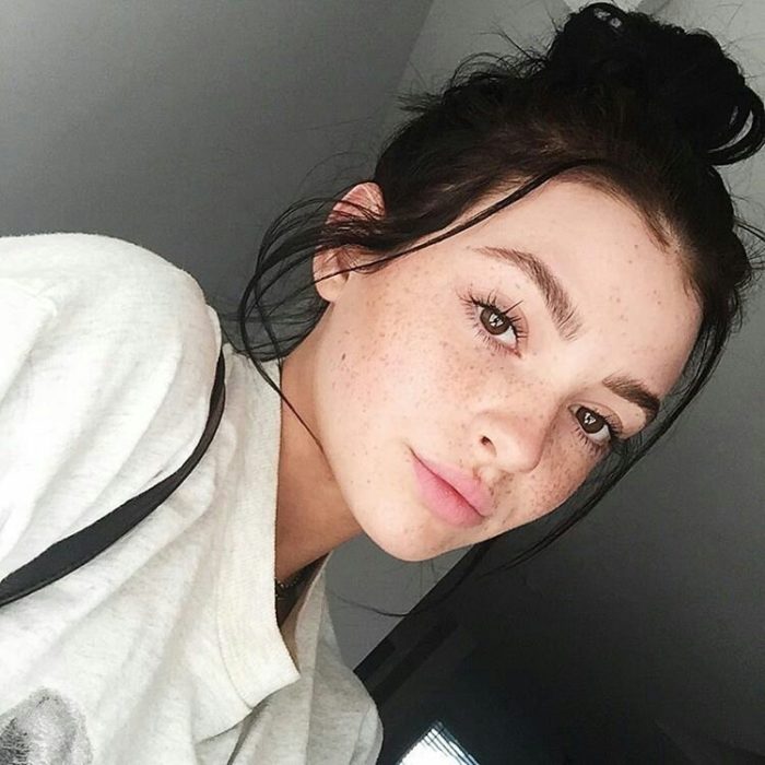 Chica con pecas sin maquillaje 