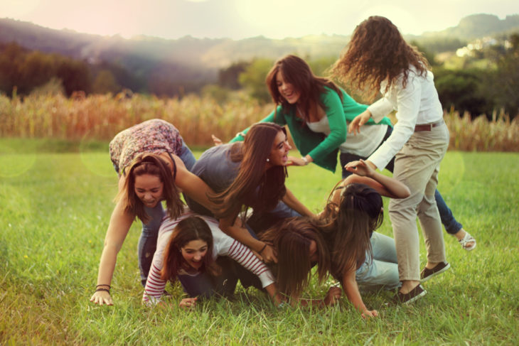 grupo de amigas divirtiéndose en el pasto