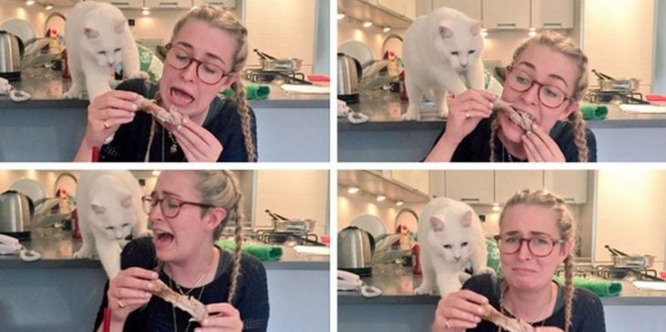 Chica comiendo junto a su gato 